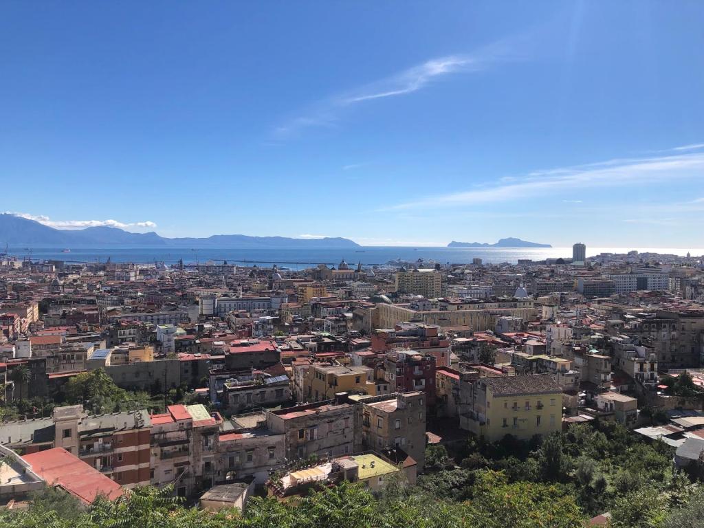 Panorama di Napoli e del golfo dalla struttura